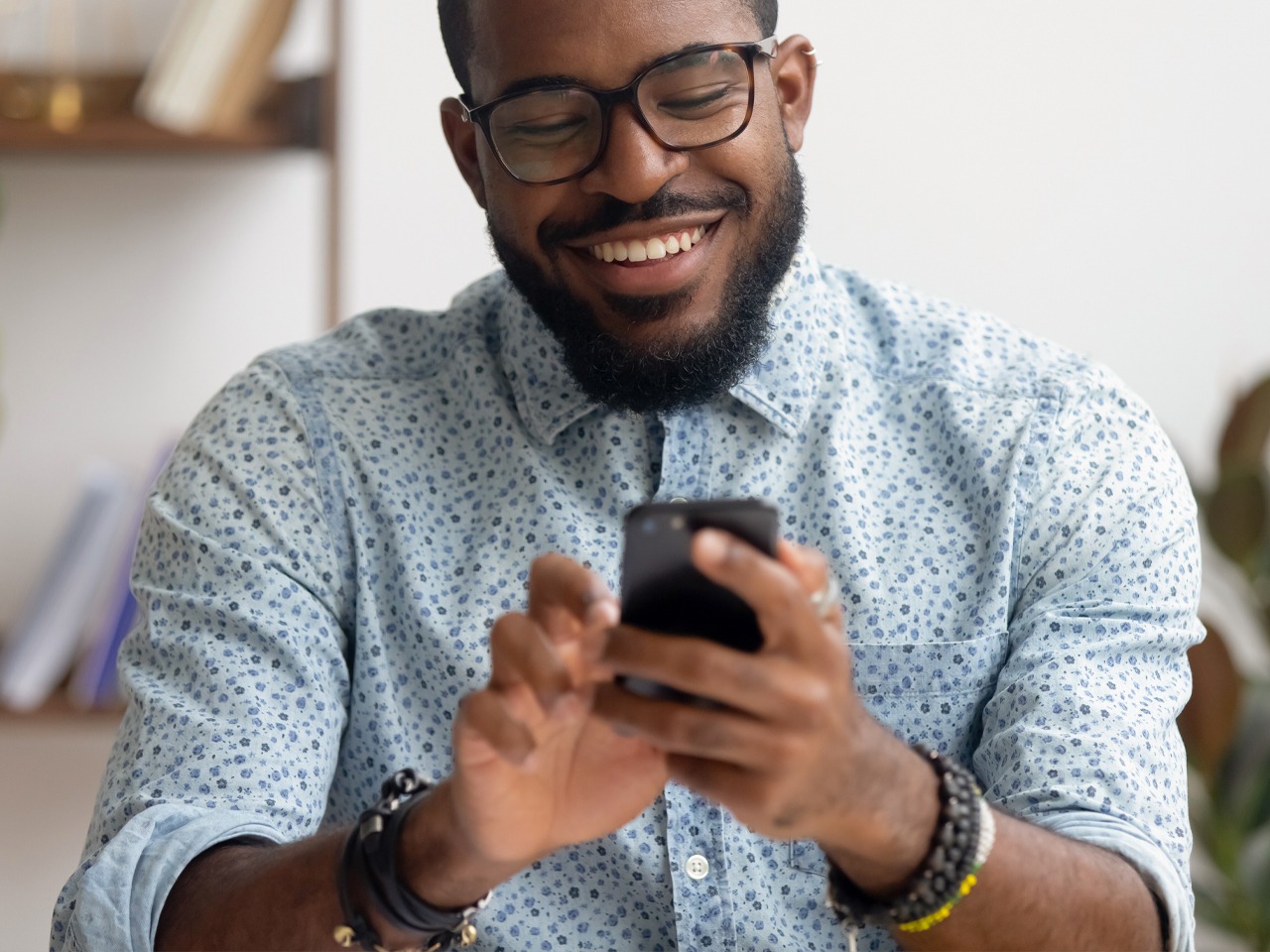 Client souriant utilisant l'application BOA pour ouvrir son compte en quelques minutes